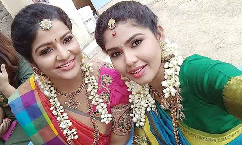 முதலில் முல்லை கதாபாத்திரத்தில் நடித்த, விஜே சித்ரா தற்கொலை செய்து கொண்டு இறந்த பின்னர், தற்போது அவரது கதாபாத்திரத்தில் 'பாரதி கண்ணம்மா' சீரியலில் நடித்து வந்த காவ்யா அறிவுமணி நடித்து வருகிறார். இவரது நடிப்பும் தற்போது ரசிகர்களை கவர்ந்து விட்டபோதிலும், சீரியல் தான் சற்று போர்ராக செல்வதாக ரசிகர்கள் கூறி வருகிறார்கள்.