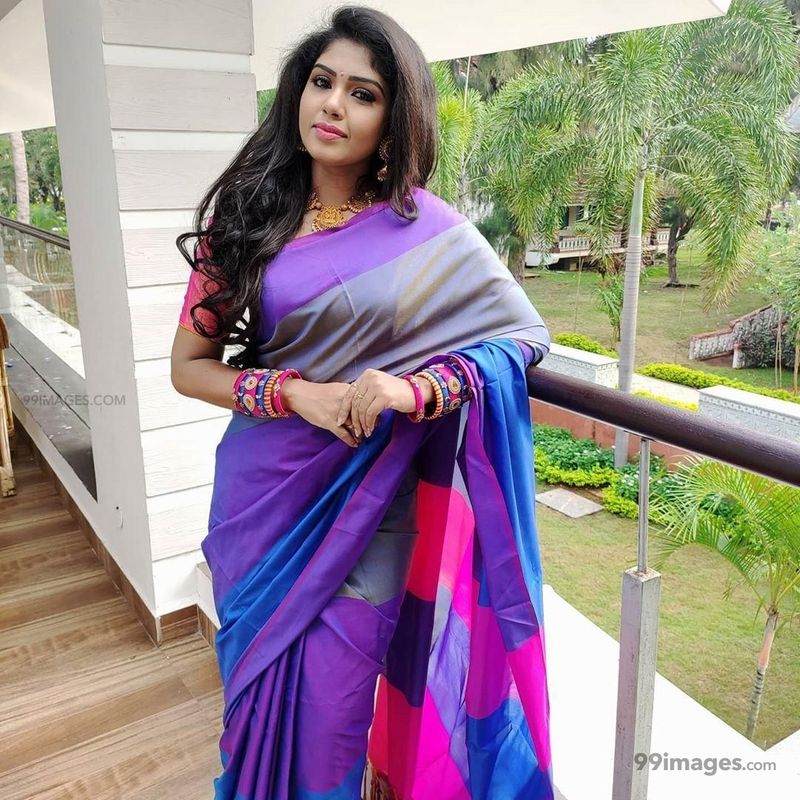 <p>கூடுதல் மகிழ்ச்சியாக இந்த இவரது யூ டியூப் சேனலுக்கு தற்போது சில்வர் பட்டனும் கிடைத்துள்ளதால், உச்ச கட்ட மகிழ்ச்சியில் தன்னுடைய சேனலுக்கு கிடைத்துள்ள அங்கீகாரம் குறித்து மீனா லைவ் வீடியோவில் பேசியுள்ளார்.<br />
</p>