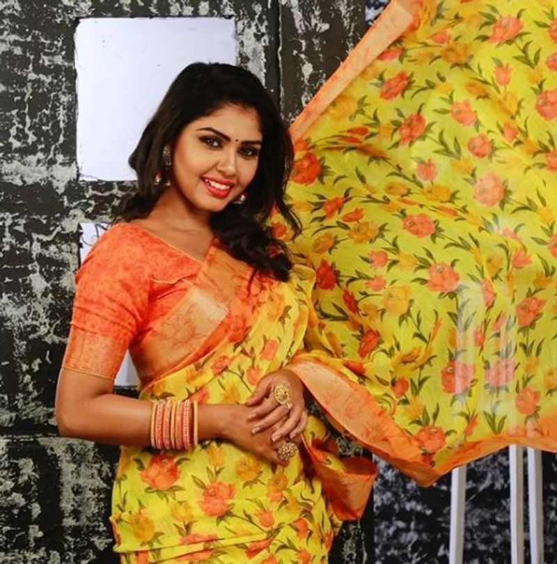 <p>இவர் போடும் வீடியோக்களுக்கும் ரசிகர்கள் மத்தியில் நல்ல வரவேற்பு கிடைத்து வருவதால், சேனல் துங்கபட்ட இரண்டு மாதத்திலேயே 2 லட்சத்திற்கும் அதிகமான சப்ஸ்கிரைபர்கள் உள்ளனர். </p>