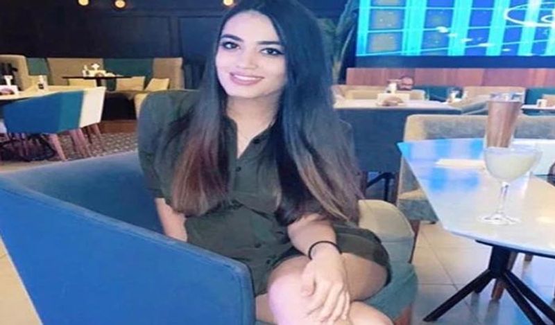 मैच के आखिर में पंजाब को एक गेंद पर दो रन चाहिए थे। तब रियाना स्डेडियम में खड़ी होकर नाख़ून चबा रही थी। तभी उसपर कैमरा फोकस हो गया। 
