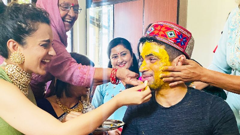 इस वीडियो में कंगना के घर वाले हिमाचली गीतों के साथ अक्षत को हल्दी लगाते नजर आए थे। इस दौरान कंगना की बड़ी बहन रंगोली चंदेल भी दिख रही हैं। खुद कंगना भी इस रस्म को एन्जॉय करती दिख रही हैं।