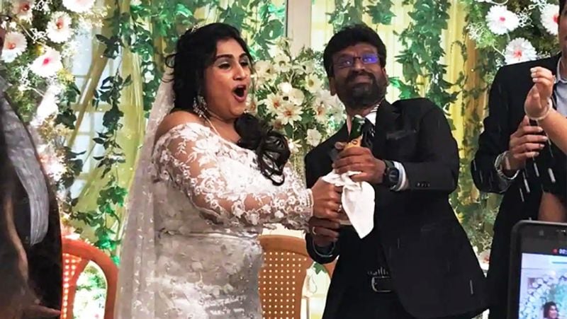 நன்றாக சென்று கொண்டிருந்த வாழ்க்கையில், பூகம்பமாக வந்தது வனிதாவின் மூன்றாவது காதல். பல பிரச்சனைகளை கடந்து, பீட்டர் பால் என்பவரை திருமணம் செய்து, அதே வேகத்தில் அவரிடம் இருந்து பிரிந்தார்.
