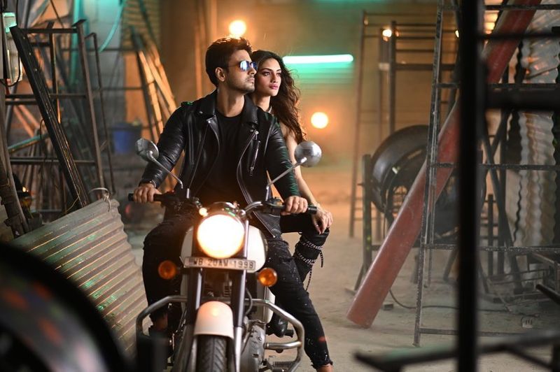 প্রেমের গুঞ্জনে মধ্যেও কয়েকদিন ধরেই একটি পোস্টার ঘুরপাক খাচ্ছিল সোশ্যাল মিডিয়ায়।সিনেমার পর এবার নাকি স্টেজ শো-তে জুটি বাঁধছেন যশরত।