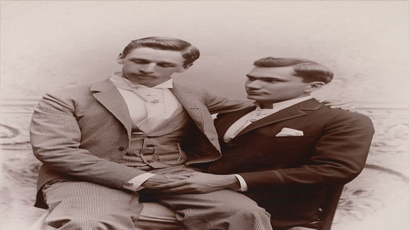 इस किताब में 100 साल में हुए समलैंगिक रिश्तों की तस्वीरें दिखाई गई है। वह बताते है कि 20 सालों से ऐसी तस्वीरों का कलेक्शन करके हमने इसे किताब का रूप दिया है।