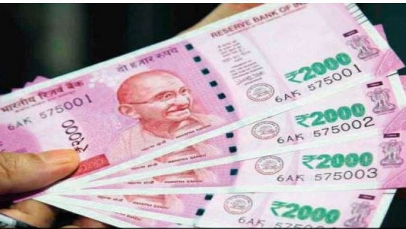 क्या है यह पॉलिसी
लाइफ इन्श्योरेंस कॉरपोरेशन (LIC) की इस पॉलिसी का नाम 'जीवन आनंद' (Jeevan Anand) है। यह एलआईसी की पुराने प्लान्स में से एक है। इसमें जो रकम लगाई जाती है, उस पर रिटर्न तो मिलता ही है, साथ में लाइफटाइम रिस्क कवर भी मिलता है।
(फाइल फोटो)
