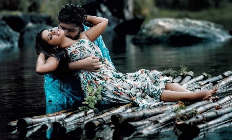 ऋषि और लक्ष्मी ने चाय के बागान के अलावा तालाब और झाड़ियों में जाकर भी अपने बोल्ड फोटोज शूट करवाए हैं। जहां वह एक दूसरे को रोमांस करते हुए दिख रहे हैं। 