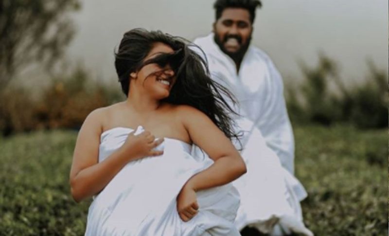 ऋषि कार्तिकेयन ने बताया कि वह लक्ष्मी से अपने प्यार का इजहार करने और इस उत्सव का आनंद लेने के लिए चाय के बाग में एक हॉट फोटोशूट करवाया है। सोशल मीडिया पर लोग इन तस्वीरों के देखने के बाद तरह-तरह के कमेंट्स कर रहे हैं। जहां कोई हॉट कपल लिख रहा है तो कोई गंदे कमेंट्स कर रहा है। तो कुछ लोगों ने उन्हें ट्रोल भी किया है। 