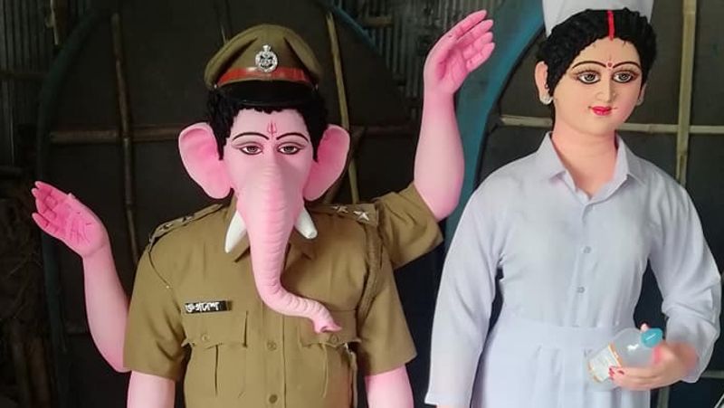 इस प्रतिमा में दुर्गा के चार बच्चों को कोरोना वॉरियर्स के तौर पर दिखाया गया है। गणेश को पुलिस अफसर के तौर पर दिखाया गया है, तो लक्ष्मी ने नर्स की ड्रेस पहनी है। वहीं, मां सरस्वती शिक्षक के तौर पर नजर आ रही हैं। जबकि कार्तिक को क्लीनर के तौर पर दिखाया गया है। 