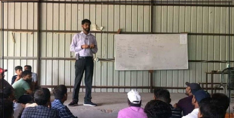 Pankaj Kumar Verma, an administrative officer studying in poverty, is coaching youngsters for free by making them officers