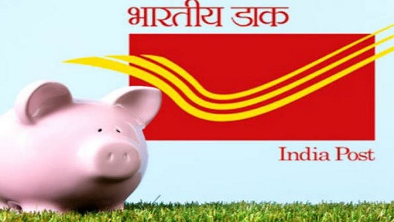 पीपीएफ (PPF)
पोस्ट ऑफिस की पीपीएफ (PPF) स्कीम में निवेश करके भी अच्छा-खासा मुनाफा कमाया जा सकता है। इस स्कीम में कोई भी सालाना अधिकतम 1.5 लाख रुपए का निवेश कर सकता है। इस स्कीम की मेच्योरिटी 15 साल में होती है। इसे 5-5 साल के लिए आगे भी बढ़ाया जा सकता है। इस स्कीम में अभी 7.1 फीसदी की दर से ब्याज मिल रहा है। अगर कोई सालाना 1.5 लाख का निवेश इस स्कीम में 25 साल तक करे तो वह एक करोड़ रुपए का होगा। इस स्कीम में निवेश पर इनकम टैक्स की धारा 80 सी के तहत टैक्स में छूट भी मिलती है।
(फाइल फोटो)