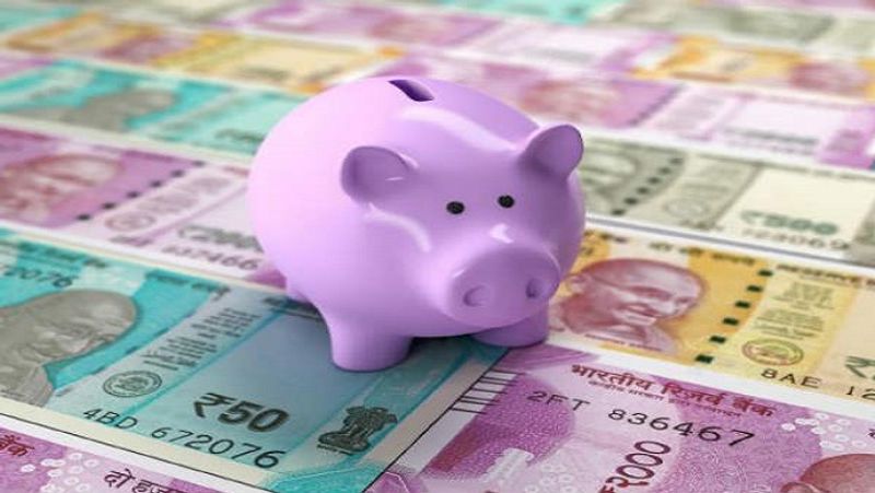 नेशनल सेविंग्स सर्टिफिकेट (NSC)
पोस्ट ऑफिस की नेशनल सेविंग्स सर्टिफिकेट (NSC) में भी निवेश कर अच्छा-खासा मुनाफा हासिल किया जा सकता है। नेशनल सेविंग्स सर्टिफिकेट पर सालाना 6.8 फीसदी की दर से ब्याज मिलता है। इसका मेच्योरिटी पीरियड 5 साल का है। अगर हर महीने कोई 12,500 रुपए का एनएससी खरीदता है और मेच्योरिटी के बाद उसे आगे फिऱ बढ़ा देता है, तो आसानी से बड़ा फंड तैयार हो सकता है। इसमें भी इनकम टैक्स की धारा 80 सी के तहत छूट मिलती है।
(फाइल फोटो)