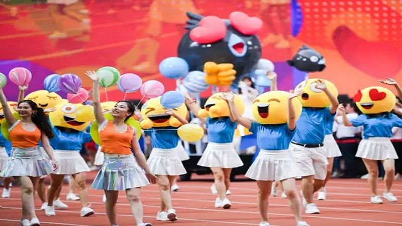 अलीबाबा कंपनी में स्टाफ को प्रोत्साहित करने के लिए खास मौकों पर कई तरह के इवेंट आयोजित किए जाते हैं। जैक मा व्यक्तिगत तौर पर इसमें दिलचस्पी लेते हैं। इस डांस प्रोग्राम में ज्यादातर महिला स्टाफ ने चेहरे पर इमोजी लगा रखी है। 