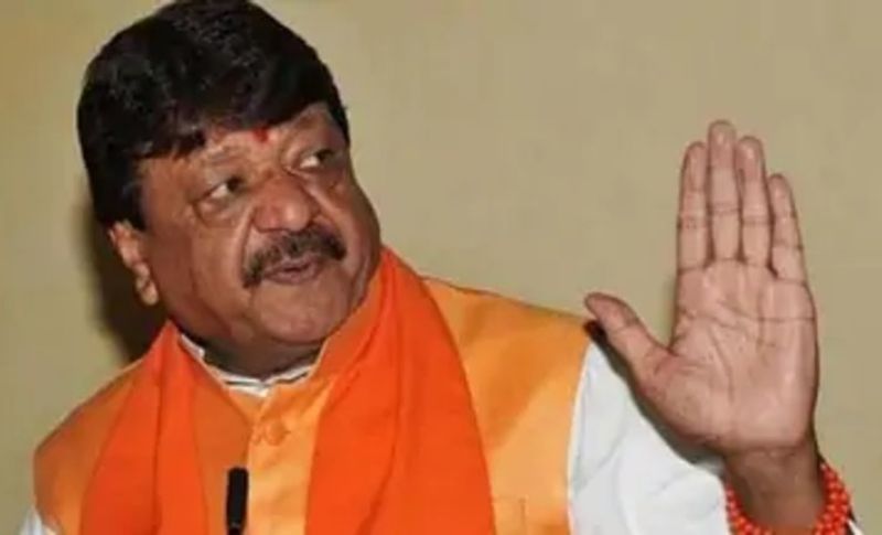 एक और मंत्री की फिसली जुबान - मध्य प्रदेश के सीनियर नेता और भारतीय जनता पार्टी के महासचिव कैलाश विजयवर्गीय की भी जुबान भी फिसल गई। उन्होंने कमलनाथ और दिग्विजय को चुन्नू-मुन्नू बता डाला। कांग्रेसी नेता सज्जन वर्मा ने कैलाश विजयवर्गीय की तुलना रावण से कर दी।
