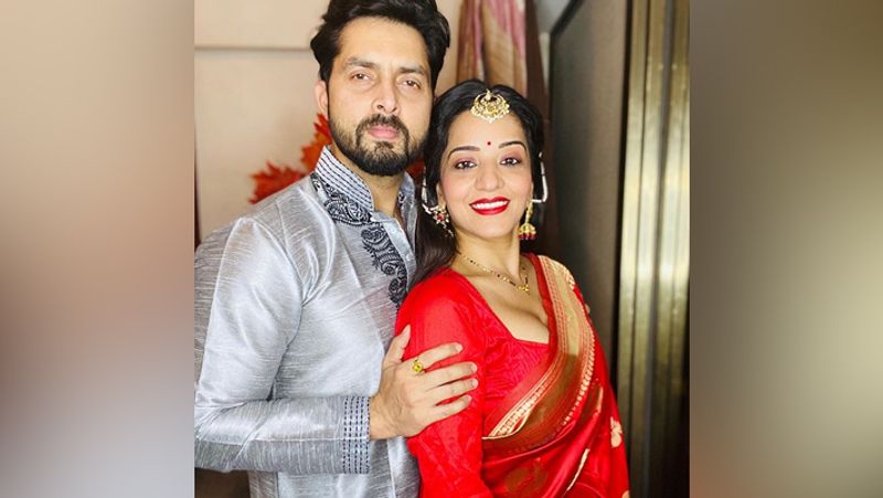 इस फोटो को शेयर करते हुए मोनालिसा ने कैप्शन में लिखा,'दुर्गा पूजा पंडाल के घर से ही दर्शन।' फैंस उनकी इस फोटो की जमकर तारीफ कर रहे हैं। एक्ट्रेस ने फोटो एडिट किया है, जिससे बैकग्राउंड में दुर्गा पूजा का पंडाल नजर आ रहा है।