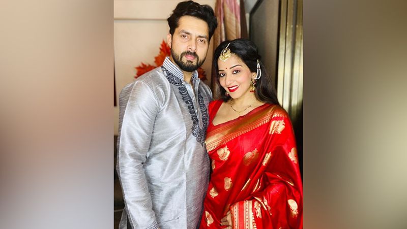 बता दें, सेलेब्स अभी अपने घरों से कोरोना महामारी के चलते बाहर नहीं निकल रहे हैं। वो घर से तभी बाहर आ रहे जब उन्हें शूट पर जाना होता है या फिर कोई जरूरी काम होता है। सेलेब्स अभी बाहर निकलने से पूरी तरह से बच रहे हैं। 