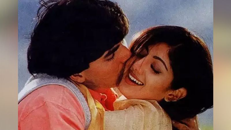 शिल्पा शेट्टी और अक्षय कुमार ने एक साथ कई फिल्मों में काम किया है। दोनों की पहली मुलाकात 1994 में फिल्म मैं अनाड़ी तू खिलाड़ी के दौरान हुई। इस फिल्म के बाद जानवर में भी दोनों ने साथ काम किया। इसी दौरान दोनों के बीच नजदीकियां बढ़ गई और दोनों एक-दूसरे को डेट भी करने लगे।