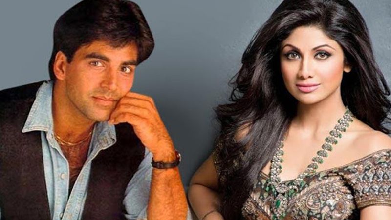 অভিনেতা-অভিনেত্রীদের ঘনিষ্ঠ পুরোনা সম্পর্ক, সাক্ষাৎকার নিয়ে পেজ-থ্রির পাতা সরগরম হয়ে রয়েছে। সম্প্রতি বলি অভিনেত্রী শিল্পা শেট্টি এবং অক্ষয় কুমারের সম্পর্কও আলোচিত হয়েছে।