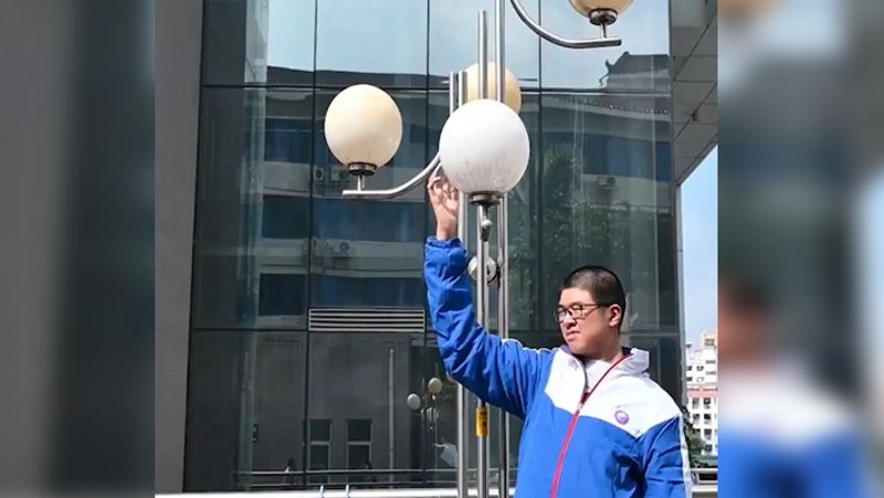 अपनी लंबी हाइट को लेकर रेन बताते है कि उन्हें कई बार इसका फायदा होता है। लंबे होने के कारण वह आसानी से सड़कों पर लगी स्ट्रीट लाइट तक पहुंच जाते है और खड़े-खड़े ही सारा काम कर लेते है।