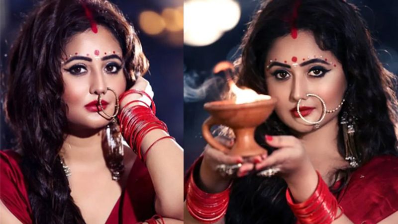 नवरात्रि के चौथे दिन मां दुर्गा के कूष्मांडा स्वरूप की पूजा की जाती है। इस मौके पर रश्मि ने डार्क रेड कलर की साड़ी पहनकर बंगाली लुक में फोटोशूट करवाया है।