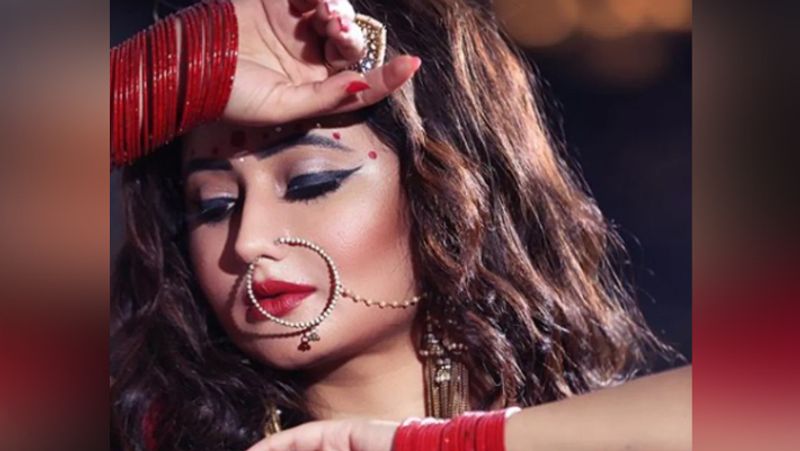 बता दें कि रश्मि ने सबसे पहले टीवी सीरियल 'रावण' में मंदोदरी का किरदार निभाया था। हालांकि उन्हें पहचान 2009 में शुरू हुए टीवी शो 'उतरन' से मिली थी। इसके बार रश्मि ने कभी पीछे मुड़कर नहीं देखा और आज की तारीख में TV इंडस्ट्री की सबसे महंगी एक्ट्रेसेसे में से एक हैं।