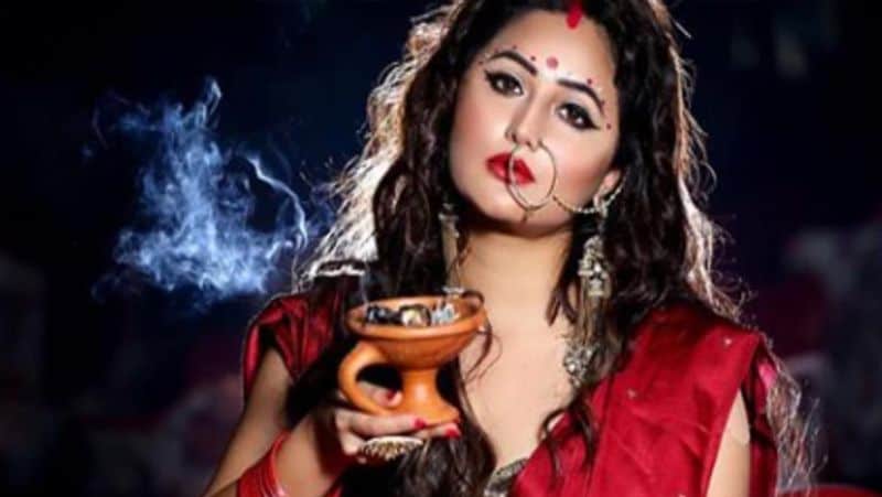 सामने आई फोटोज में रश्मि ने मांग में सिंदूर, आंखों में गहरा काजल और बड़ी सी नथ पहने बेहद खूबसूरत नजर आ रही है। उन्होंने साड़ी की मैचिंग की लाल रंग की चूड़ियां भी पहन रखी है।