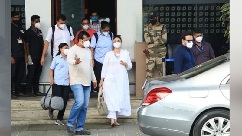 इस दौरान सैफ रॉयल ब्लू कलर का कुर्ता और व्हाइट पजामा पहने नजर आए। उन्होंने गॉगल भी लगा रखा था। वहीं, तैमूर ने लाइट ब्लू कलर की शर्ट और डेनिम जीन्स कैरी की थी।

