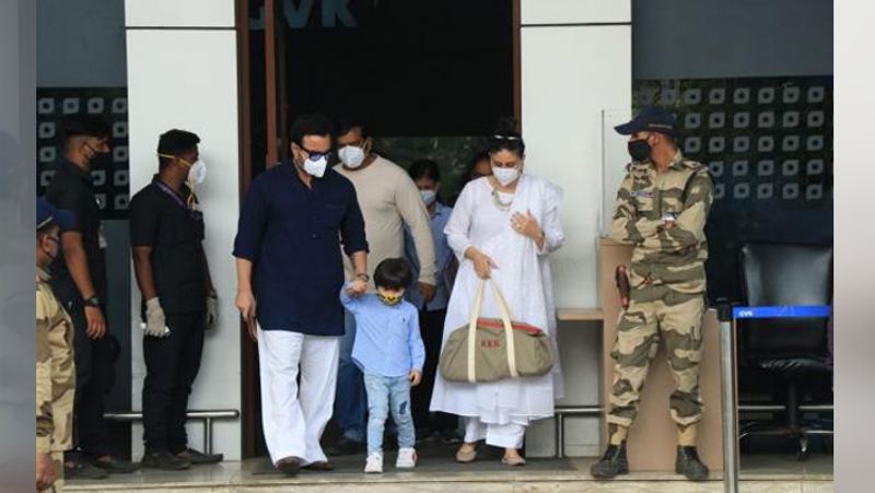 सैफ जहां बेटे का हाथ थामे थे वहीं करीना के हाथ में बड़ा सा बैग था। वे काफी संभल-संभलकर चल रही थी। 