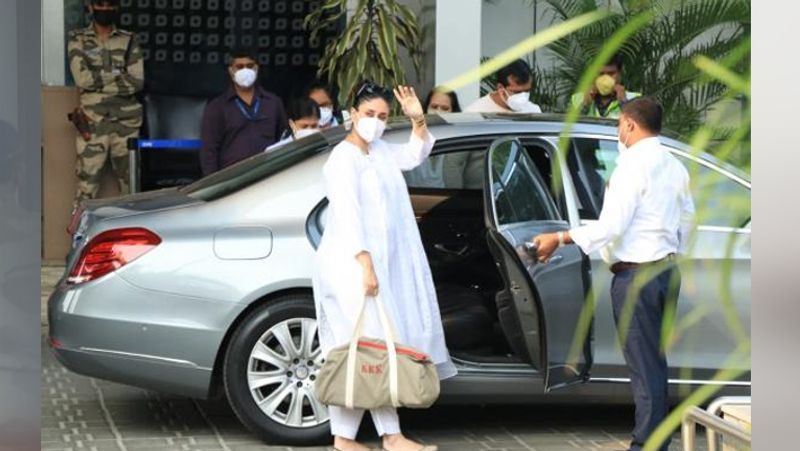 करीना ने इस दौरान मीडिया फोटोग्राफर्स को इग्नोर नहीं किया बल्कि बकायदा हाथ हिलाकर सभी का अभिवादन किया। 