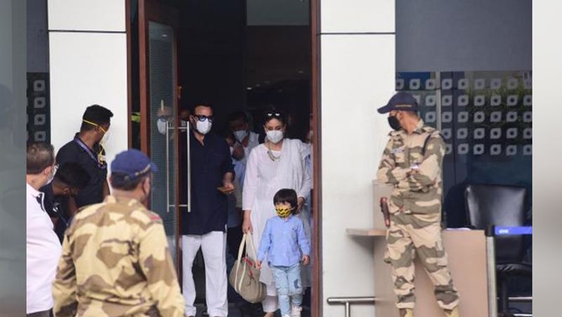 आपको बता दें कि प्रेग्नेंसी और काम के बीच भी उनके चेहरे का ग्लो कम नहीं हुआ है बल्कि और बढ़ ही गया है। हाल ही में करीना के मेकअप आर्टिस्ट पॉम्पी ने उनकी फोटो शेयर की है। इस फोटो को शेयर करते हुए पॉम्पी ने करीना को भी टैग किया है।