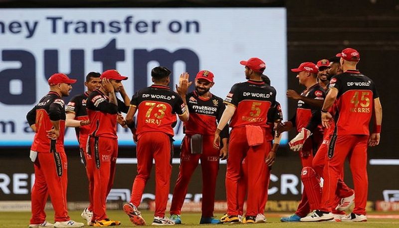 <p>ফলে এবার বিরাটের চওড়া ব্যাট ও অধিনায়কত্বের দিকে তাকিয়ে রয়েছেতার ভক্তরাও। বিরাট ভক্তরা চাইছে ব্য়াটে রানের পাশাপাশি আইপিএল ট্রফিও প্রথমবারের জন্য যাক বিরাটের হাতে। সকলেই শুভেচ্ছা জানিয়েছে ভিকে-কে।<br />
</p>