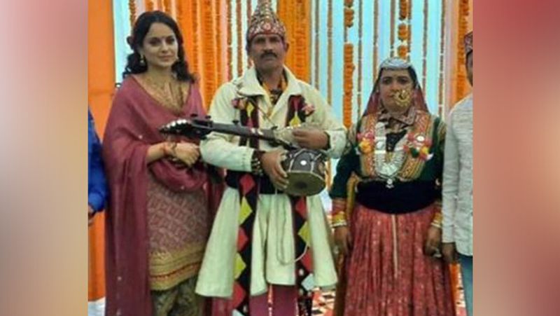 दूसरे भाई अक्षत का वीडियो शेयर करते हुए एक्ट्रेस ने कैप्शन में लिखा था, 'आज मेरे भाई अक्षत की बधाई की कुछ तस्वीरें, बधाई हिमाचल की एक परम्परा है शादी का पहला निमंत्रण मामा के घर में दिया जाता है, अक्षत की शादी नवंबर में है आज से सबको निमंत्रण दिए जाएंगे इसलिए इसे बधाई कहते हैं।' 