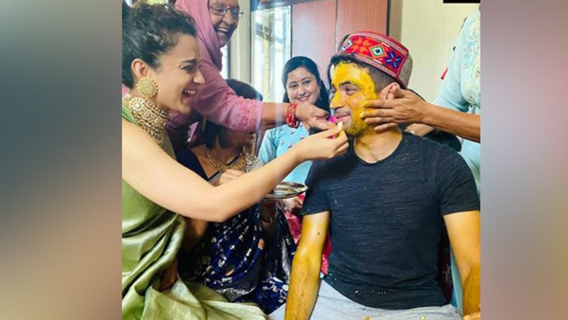 बात करें कंगना की तो उन्होंने इस खास ओकेजन के लिए खास तैयारी भी की थी। वो पेस्टल कलर के ट्रेडिशनल कपड़ों में नजर आईं। वहीं, बहन रंगोली यलो सिल्क साड़ी में खूबसूरत दिखीं। इससे पहले कंगना ने अपने दूसरे भाई अक्षत की बधाई रस्म का वीडियो शेयर किया था। वीडियो में भाई को हल्दी लगाते हुए एक्ट्रेस ने इस रस्म के बारे में भी बताया था।

