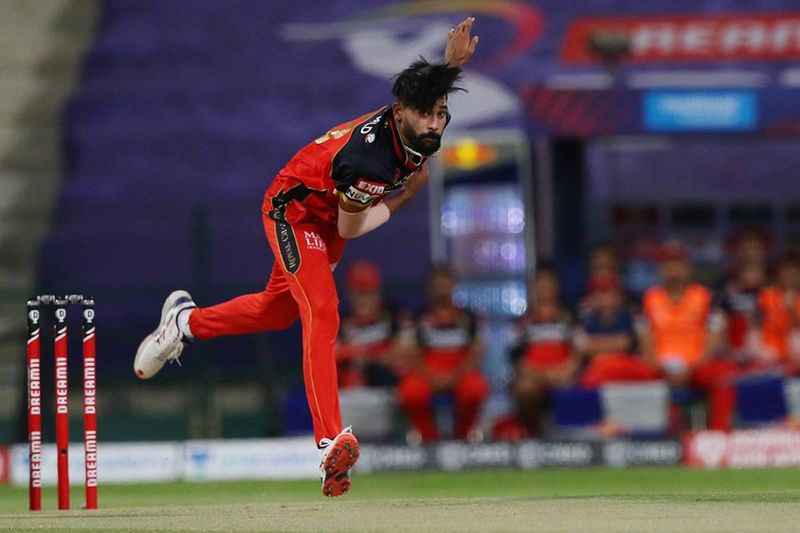 <p>মহম্মদ সিরাজ-<br />
অস্ট্রেলিয়া সফরে জাতীয় দলে সুযোগ পাওয়ার পর থেকেই দুরন্ত ছন্দে রয়েছেন মহম্মদ সিরাজ। গতবার আইপিএলেও দুরন্ত পারফর্ম করেছিলেন সিরাজ। এবারও নিজের ছন্দ ধরে রাখতে চান ডান হাতি পেসার।<br />
</p>