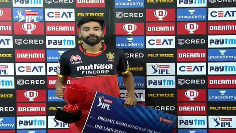 आरसीबी के यंग और सुपर टैलेंटेड प्लेयर मोहम्मज सिराज ने 4 ओवर में 8 रन देकर 3 विकेट लिए। इनमें उन्होंने 2 ओवर मेडन भी फेंके और इसके साथ ही वो आइपीएल के इतिहास में पहले ऐसे गेंदबाज बने जिन्होंने किसी मैच में लगातार दो ओवर मेडन फेंके।