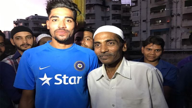 सिराज के क्रिकेटर बनने का सपना इतनी आसानी से पूरा नहीं हुआ। गरीबी के साएं में पले-बढ़े इस बॉलर को कई दिक्कतों को सामना करना पड़ा। लेकिन उनके पिता ने पाई-पाई जोड़कर बेटे का सपना पूरा किया।