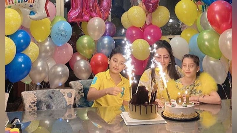 इसके अलावा संजय दत्त कैंसर से जंग जीतने के बाद बहन प्रिया के साथ पहली बार देखने के लिए मिले हैं। उनकी कुछ फोटोज सोशल मीडिया पर सामने आई है, जिसमें एक्टर खुद बहुत मायूस दिख रहे हैं और उनके चेहरे पर काले निशान दिख रहे हैं। 