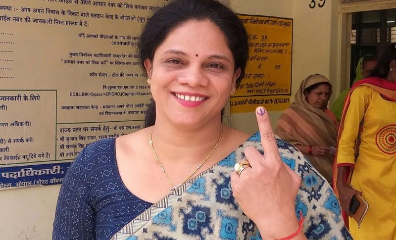 वैसे तो कांग्रेस और बीजेपी ने इंजीनियर, डॉक्टर, एमबीए और पीएचडी होल्डर को भी अपना प्रत्याशी बनाया हुआ है। लेकिन पढ़ाई लिखाई में सबसे ज्यादा चर्चा कांग्रेस के सुरखी विधानसभा से महिला उम्मीदवार पारूल साहू की हो रही है। जिन्होंने विदेश यानि यूके से एमबीए किया हुआ है। वह इससे पहले भारतीय जनता पार्टी में विधायक भी रह चुकी हैं। लेकिन चुनाव से ठीक पहले उन्होंने भाजपा छोड़ कांग्रेस का दामन थाम लिया। जो शिवराज सरकार में मंत्री गोविंद सिंह राजपूत को कड़ी टक्कर दे रही हैं।