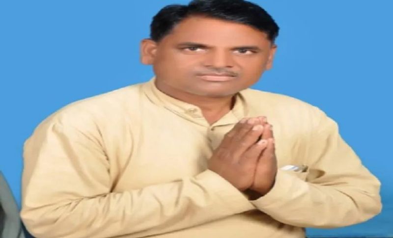 वहीं अपराध के मामलों की बात हम पढ़ाई की कर लेते हैं इन उपचुनाव में बीजेपी के 11 विधायक प्रत्याशी ऐसे हैं जो कभी कॉलेज ही नहीं गए। यानि वह ग्रेजुएट नहीं है। वहीं कांग्रेस का भी यही हाल है, उनके दो प्रत्याशी तो सिर्फ पांचवी पास हैं। जिनमें से एक हैं प्रागीलाल जाटव जो तीन बार से करैरा सीट से बसपा के उम्मीदवार रह चुके हैं। कुछ दिन पहले ही उन्होंने कांग्रेस का दामन थामा है। उनके खिलाफ एक अपराधिक मामला भी दर्ज है। वाहन की बात की जाए तो जाटव के पास एक हार्वेस्टर है।