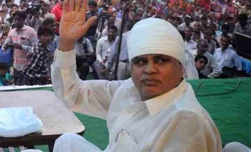 अब बात करते हैं कि इन उपचुनाव में चुनाव लड़ रहे किस प्रत्याशी के पास सबसे ज्यादा हथियार हैं। इनमें सबसे पहला नाम आता है कई दलो में रह चुके सीनियर नेता फूल सिंह बरैया का जिनको कांग्रेस ने भांडेर से अपना उम्मीदवार बनाया है। मीडिया रिपोर्ट के मुताबिक उनके पास तीन हथियार हैं, जिनमें दो बंदूक, 1 रिवाल्वर। वहीं दूसरे नेता भाजपा प्रत्याशी सिंधिया के करीबी गोविंद सिंह राजपूत हैं, जिनके पास 12 बोर की डबल बैरल हैं।