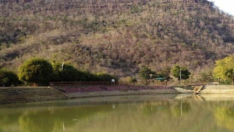 इस मंदिर के पीछे एक तालाब है। इसका नाम आल्हा के नाम पर है। तालाब से कुछ दूरी पर एक अखाड़े के अवशेष मिलते हैं। किवंदती हैं कि इसी अखाड़े में आल्हा-उदल पहलवानी करते थे।
