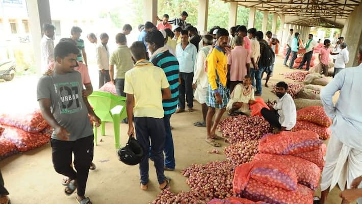 Central government tightens on onion prices, rules to implement hoarding Central government tightens on onion prices, rules to implement hoarding