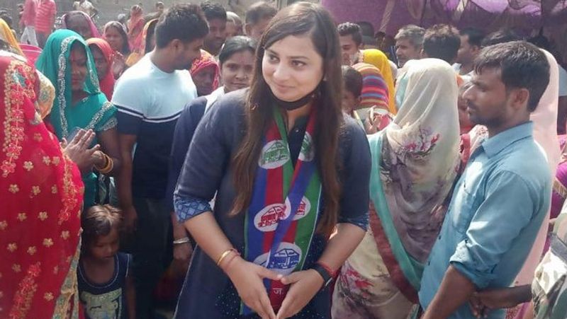 कोमल सिंह की कमाई का जरिया जॉब और इन्वेस्टमेंट है। कोमल ने शेयर मार्केट में बड़े पैमाने पर पैसे का इन्वेस्ट किया है। जबकि वो एक प्राइवेट कंपनी में नौकरी भी करती हैं। इन्वेस्टमेंट और नौकरी के अलावा बैंक डिपॉजिट पर मिलने वाला ब्याज और जमीन से आने वाला किराया कोमल सिंह की आमदनी का जरिया है।
