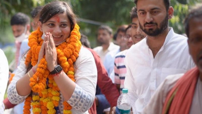कोमल सिंह का फैमिली बैकग्राउंड भी बेहद मजबूत है। उनकी माता-पिता दोनों जनप्रतिनिधि हैं। उनकी मां वीणा देवी फिलहाल एलजेपी की सांसद हैं। 2019 के आम चुनाव में वीणा देवी ने एलजेपी के टिकट पर वैशाली सीट से दिग्गज रघुवंश प्रसाद सिंह को हराया था। जबकि कोमल के पिता जेडीयू के एमएलसी हैं।
