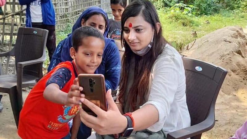 कोमल सिंह काफी पढ़ी-लिखी हैं। उनके पास एमबीए की डिग्री है। सिर्फ पढ़ाई ही नहीं बैकग्राउंड और प्रॉपर्टी के मामले में भी कोमल हाईप्रोफाइल हैं। कोमल की सालाना इन्कम 7 करोड़ 94 लाख रुपये है। उनके नाम बैंक में लाखों रुपये जमा है। हालांकि 30 लाख रुपये का बैंक कर्ज भी है। 
