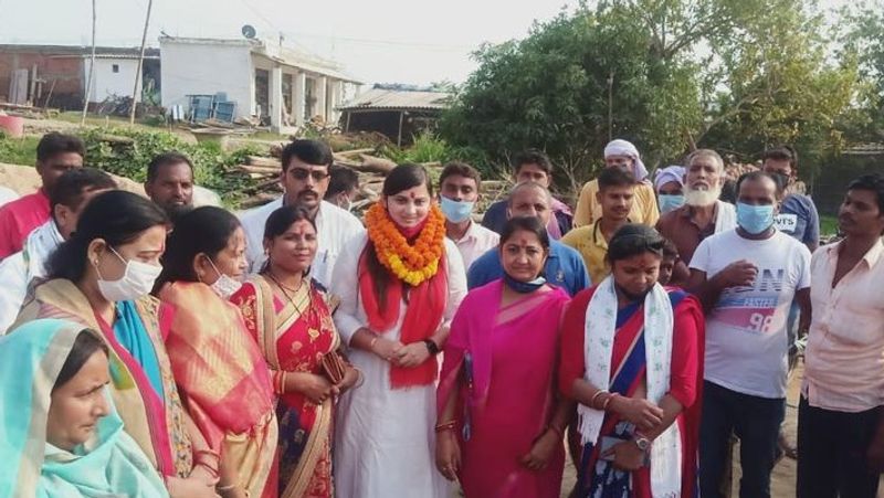 अगर कोमल चुनाव जीत गईं तो एक ही परिवार में पति-पत्नी और बेटी जनप्रतिनिधि होंगी। बिहार में ये अपने आप में एक दिलचस्प रिकॉर्ड बन सकता है। वैसे त्रिकोण में फंसी कोमल सिंह को चुनाव जीतने के लिए काफी मशक्कत करनी पड़ेगी।

