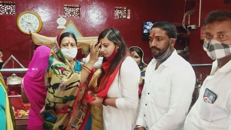 इससे पहले 2010 के चुनाव में बीजेपी उम्मीदवार के रूप में वीणा देवी ने महेश्वर को करीब 16 हजार मतों से हराया था। गायघाट, मुजफ्फरपुर जिले की हाईप्रोफाइल सीट है। कोमल के आने के बाद से यहां की चुनावी लड़ाई काफी दिलचस्प हो गई है।
