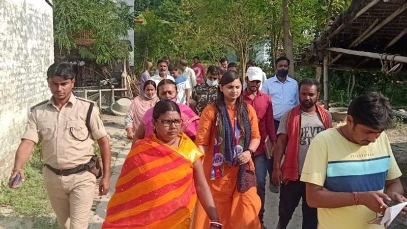 गायघाट में जनसम्पर्क करतीं कोमल सिंह। 