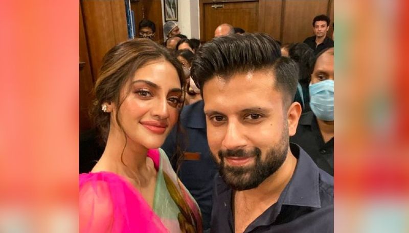 বর্তমান সময়ে অনেকেই সিঙ্গল মাদার হিসেবে নিজের জায়গা প্রমাণ করেছেন। টলিপাড়াতেও তার প্রমাণ রয়েছে। হয়তো নুসরতও তেমনটাও করতে ইচ্ছুক বলেঅভিমত একাংশের। তবে পুরো বিষয়টি নিয়ে স্পিকটি নন নুসরত জাহান।