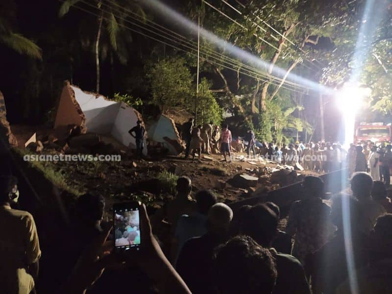 man died after building collapsed in kozhikode