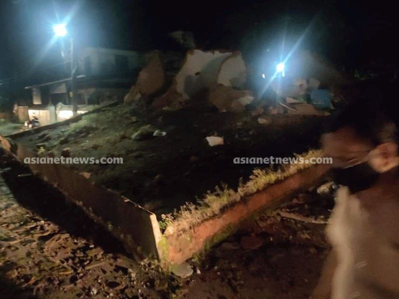 man died after building collapsed in kozhikode